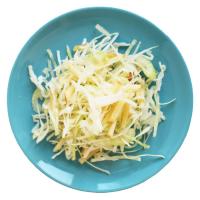 Салат из капусты с яблоками и сельдереем